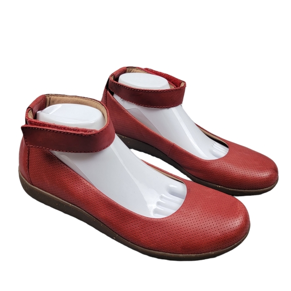 Clarks Shoes - Clarks Collection Red Leather Flats Medora Nina Ankle Strap Womens Shoes 9.5W.